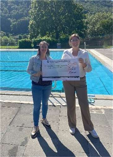 Die zuständige Regionallotsin Tahmineh Bahadorizadeh (links) übergab den Spendenscheck an Kathrin Laymann, Bürgermeisterin der Verbandsgemeinde Rhein-Mosel.  Foto: VerbandsgemeindeRhein-Mosel