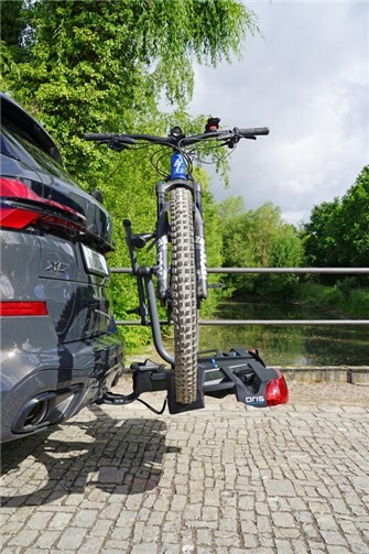 Die zuverlässige, einfach zu benutzende Ein-Klick-Aufnahme des Fahrradträgers an der Anhängerkupplung sorgt für Sicherheit.