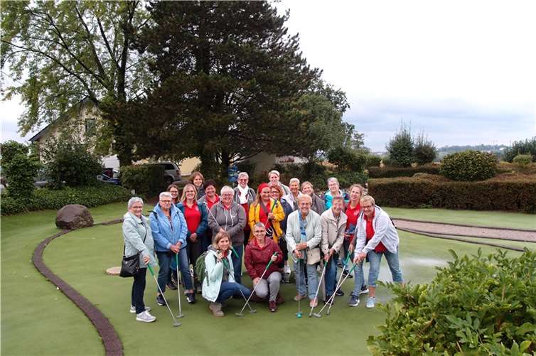 Die zwanzig Frauen trotzten dem Wetter, als sie den Minigolf-XXL-Parcours spielten.  Foto: privat