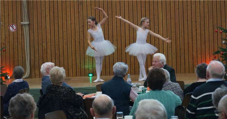 Die zwei Balletttänzerinnen der Ballettschule Richter sorgten für Unterhaltung bei den Gästen.Foto: privat