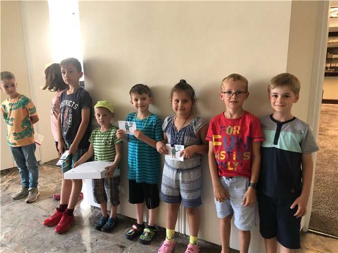 Die zwei Grundschüler konnten die „Mutmachtaler“ an die 36 Kinder auf dem Jakobsberg übergeben.  Foto: privat