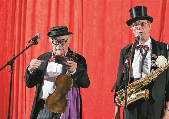 „Die zwei Jeflappte“ (Peter Krempler und Hans Becker) waren mit von der Partie bei der Generalprobe zum Vorstellabend der Vereinigung Bonner Karnevalisten in der Queckenberger Madbachhalle. JOST