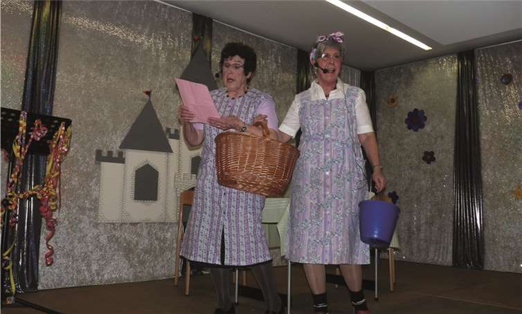 Die „zwei Klatschweiber“ Bütten-As Irmgard Müller (r.) und Annegret Kranz erwiesen sich als perfekte „Eisbrecher“.