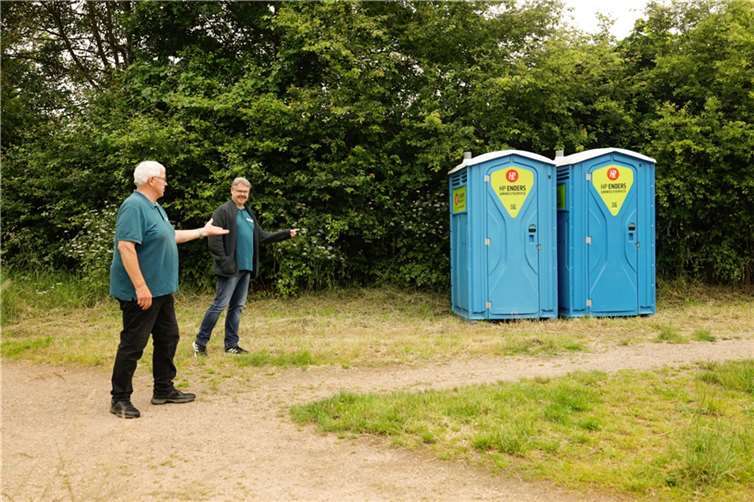 Die zwei Mobiltoiletten am „Gülser Badestrand“.  Foto: Monika Bernardy