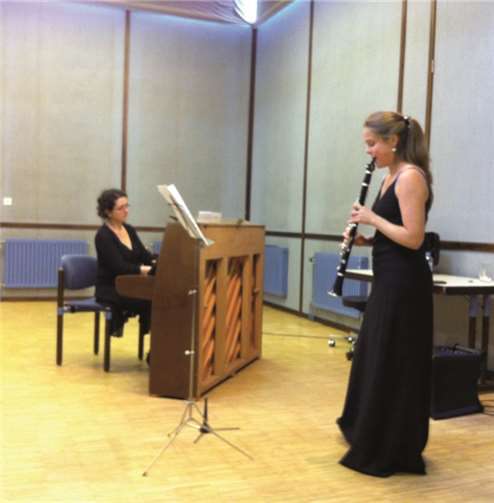 Die zwei Musikerinnen sorgten für fröhliche Gesichter.privat