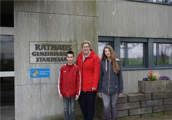 Die zwei Schüler durften einen Tag die Bürgermeisterin begleiten und bekamen einen Einblick in ihre Aufgaben. Von links: Eric Effelsberg, Petra Kalkbrenner und Lisa Beser.