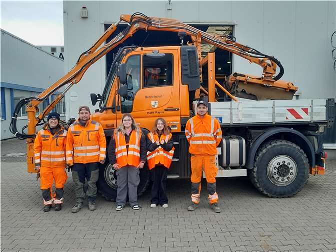 Die zwei Schülerinnen hatten einen spannenden Tag auf dem städtischen Betriebshof.  Foto: Wolfgang Saur / Stadt Mayen