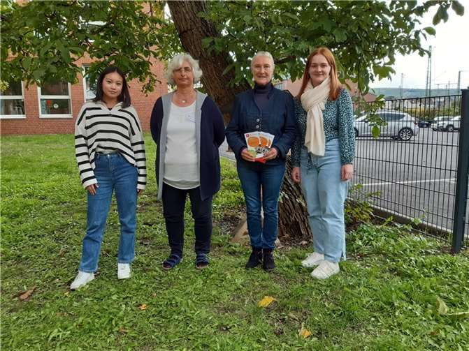 Die zwei Studentinnen Michelle Vo und Sarah Unkelbach sowie die Leiterin Felicitas Flöthner mit Monika Sauer (2.v.re.), Ratsmitglied CDU. Foto: privat