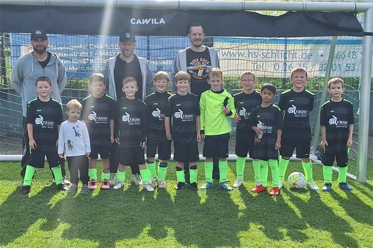 Die zwei Teams und ihre Trainer nach dem erfolgreichen Turnier.