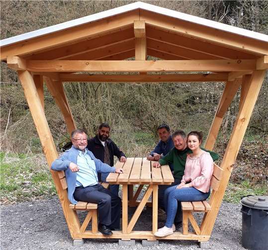 Die zwei Wegepaten Heinz-Josef Wölwer und Dieter Reif, Praktikantin Lucy Kahl, Komm-Aktiv Geschäftsführer Werner Schneider und der zufällig anwesende Beller Ortsbürgermeister Bernd Merkler befanden das Projekt unisono für geeignet. privat