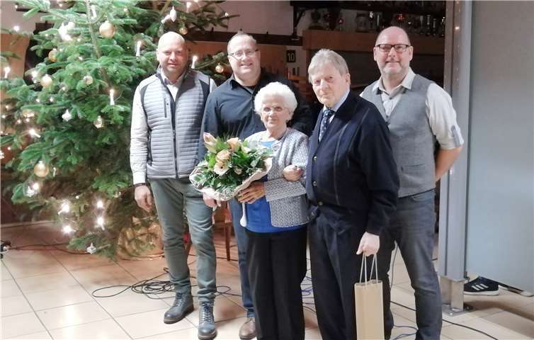 Die zwei ältesten Mitbürger wurden geehrt. Von links: Michael Pitack, Jochen Marx, Genoveva Klein, Günther Schäfer und Ortsbürgermeister Andreas Doll. Foto: privat