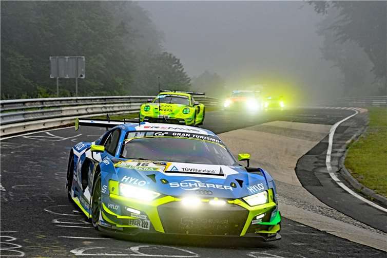 Die zwei führenden Boliden im Feld der insgesamt 127 gestarteten Fahrzeuge, der siegreiche Scherer Sport-Audi R8, gefolgt von dem zweitplatzierten Manthey-Porsche 911 GT3 R. Fotos: BURG