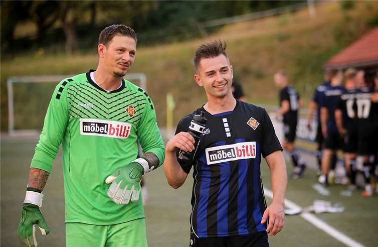 Die zwei hatten gut lachen nach den neunzig Minuten bei Hertha Wiesbach. Dieter Paucken und Adrian Knop waren die Matchwinner der Partie bei der TuS Koblenz. Foto: TH
