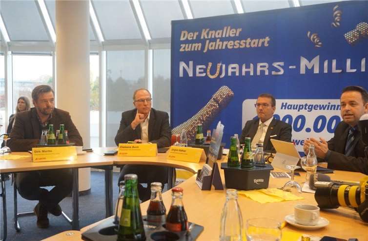 Die zweite Auflage der Neujahrs-Million wurde nun im Stammhaus von LOTTO-Rheinland-Pfalz vorgestellt. (V.l.:) Prokurist Dirk Martin, Pressesprecher Clemens Buch, Geschäftsführer Jürgen Häfner und Marketingleiter Steffen Heidorn.