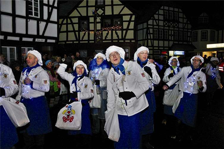 Die zweite Auflage des von der KG Rievkooche auf die Reise geschickten leuchtenden Lindwurms lockte wieder Tausende Besucher nach Bad Bodendorf. RÜ