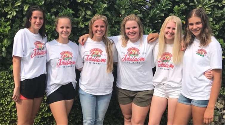 Aufstiege für die Tennis Damen Die zweite Damenmannschaft: V. l.: Franziska Knopp, Alexandra Gunkin, Marisa Dehe, Michelle Karbach, Kim Hofmann und Meike Kohler. Es fehlen: Julia Steinigans und Maria Drexler.