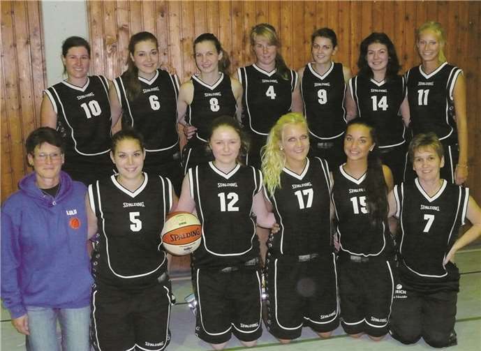 Die zweite Damenmannschaft des BBC (Nummer in Klammern): Verena Biesenbach (4), Laura Frentzel (5), Christina Freidel (6), Daniela Hauschild (7), Ena Ivanovic (8), Rebecca Kador (9), Kerstin Fassbender (10), Anja Weller (11), Emily Eiffler (12), Vanessa Zepp (14), Alina Paul (15), Janina Dierking (17) sowie Trainerin Ruth Sassmanhausen-Emrath. Privat