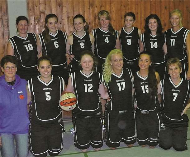 Die zweite Damenmannschaft des BBC: Verena Biesenbach (4), Laura Frentzel (5), Christina Freidel (6), Daniela Hauschild (7), Ena Ivanovic (8), Rebecca Kador (9), Kerstin Fassbender (10), Anja Weiler (11), Emily Eiffler (12), Vanessa Zepp (14), Alina Paul (15), Janina Dierking (17) sowie Trainerin Ruth Sassmanshausen-Emrath. Privat