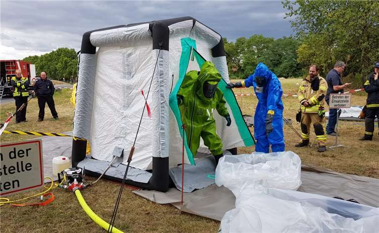 Die zweite Dekontaminationsstufe: In dem Einmann-Duschzelt können die Einsatzkräfte gereinigt werden.