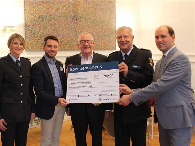 Die zweite Hälfte der Spende überreichten Alexander Woßeng von der GDKE und Präsident Joachim Moritz an Oberbürgermeister David Langner und den Vorsitzenden der Koblenzer Bürgerstiftung, Rainer Linnig. (v.l.n.r.): Bianca Jurgo, David Langner, Rainer Linnig, Joachim Moritz, Alexander Woßeng.Fotos: ots