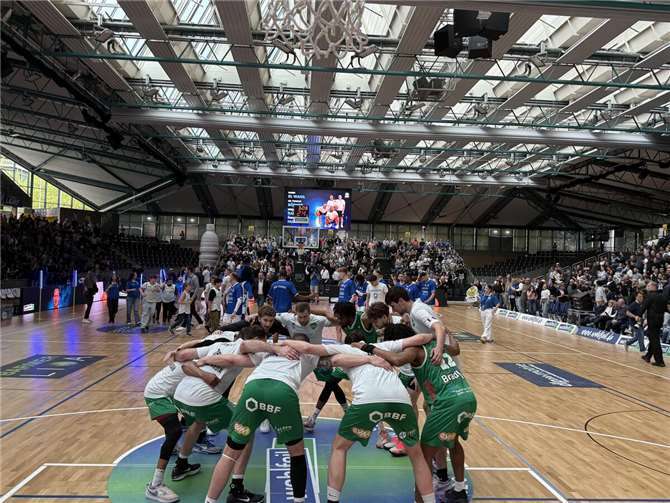 Die zweite Halbzeit sollte zu einer einzigen Party für die mitgereisten Fans aus Koblenz werden.  Foto: privat