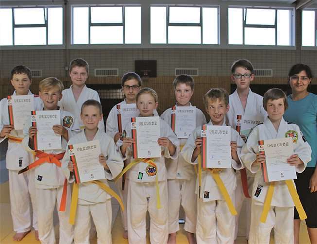 Die zweite Judogruppe legte die Prüfung für die gelben, gelb-orangenen sowie orange-grünen Gürtel ab.
