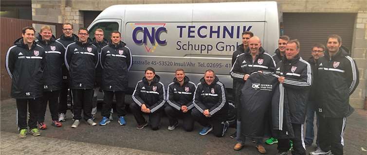 Die zweite Mannschaft der SG Ahrtal mit Trainer Dietmar Justen zeigte sich hocherfreut über die von der Firma CNC Technik Schupp GmbH gesponserten Jacken.