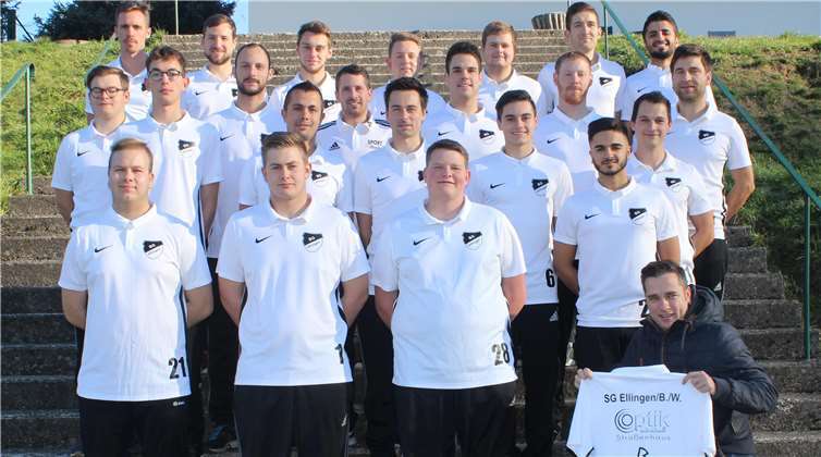 Die zweite Mannschaft der SG Ellingen präsentiert ihre neuen Polos. privat