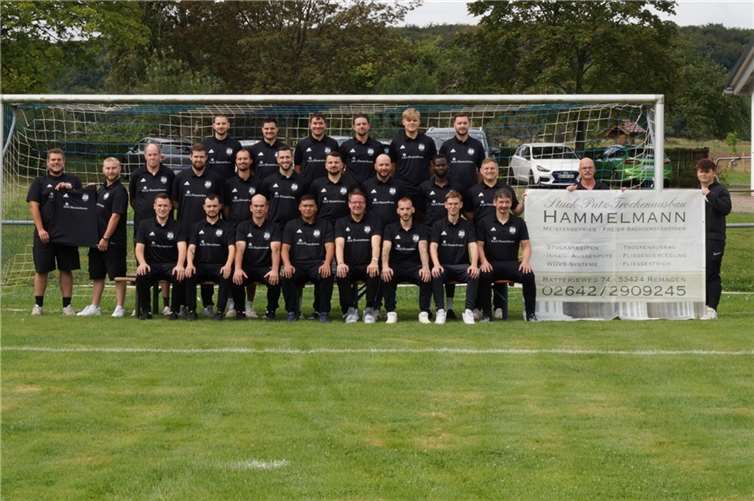 Die zweite Mannschaft der SG Vinxtbachtal-Brohl mit den neuen Polo-Shirts.  Foto: privat