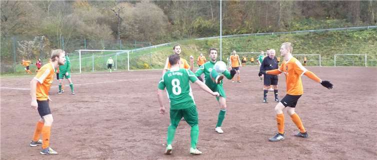 Die zweite Mannschaft des FC Burgen erlitt gegen die Hambucher Reserve eine knappe Heimniederlage. privat