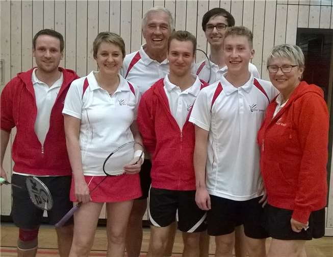 Die zweite Mannschaft des SV Unkel mit (hinten) Trainer Dieter Prax und Marvin Ott aus Erpel sowie (vorn) Robert Kautzky aus Erpel, „Aushilfe“-Mama Claudia Bauch für ihre verhinderte Tochter Charlotte, Mannschaftsführer Julian Muß und Benedikt Schmidt (alle aus Unkel), Mannschafts-„Oma“ Brigitte Prax.