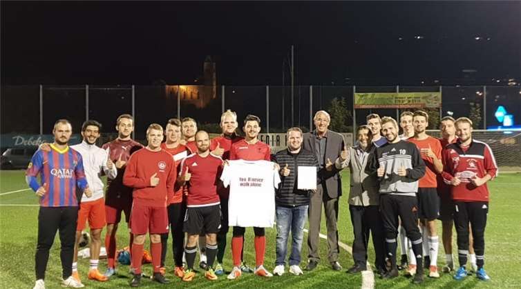 Die zweite Mannschaft des SVU mit dem Vereinsvorsitzenden Werner Merkenich und dem Vize-Präsidenten FVR Norbert Neuser, sowie dem Mitorganisator der Aktion „Helft Christopher“, Christoph Zelter.privat