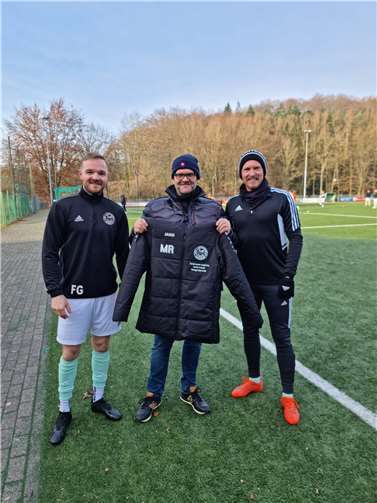 Die zweite Mannschaft des TuS Oberwinter erhielt eine großzügige Spende.  Foto: privat