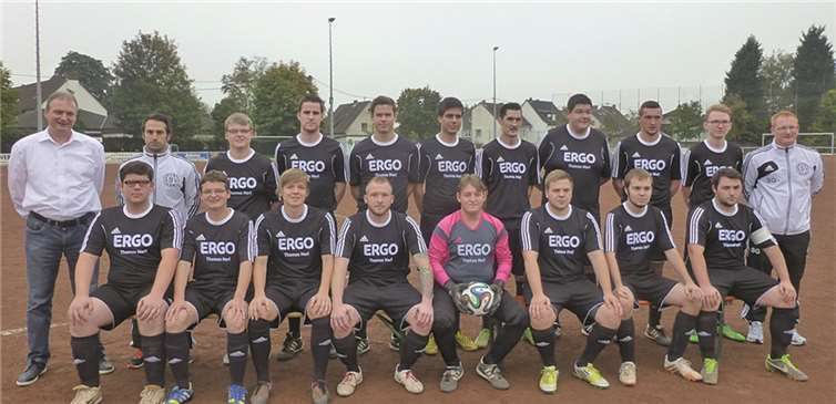 Die zweite Mannschaft freut sich über die neuen Trikots. privat