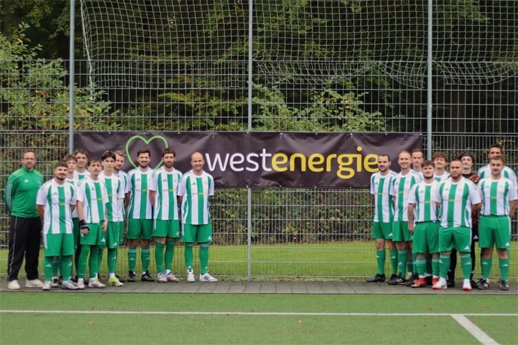 Die zweite Mannschaft mit den neuen Trikots vor dem Westenergie-Banner.