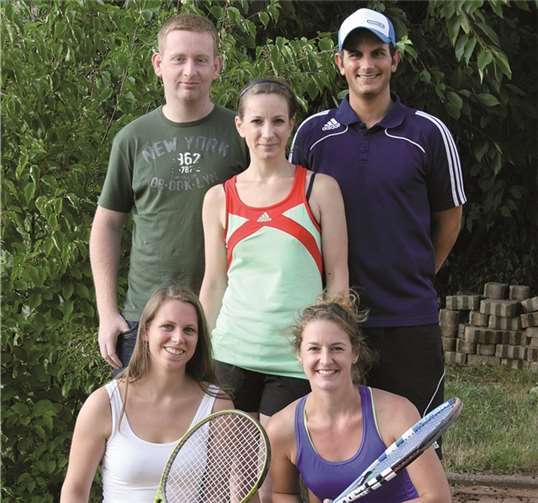 Die zweite Mixedmannschaft (v.l. stehend): Michael Knebel, Alexandra Kaiser, Mirco Borniger, (v.l., knieend) Carina Möntenich und Susanne Weber. privat