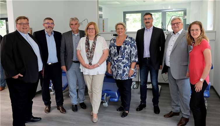 Die zweite Praxis des MVZ St. Nikolaus-Stiftshospital wurde eingesegnet und feierlich eröffnet: (v.l.) Pfarrer Stefan Dumont, Frank Mertes (stellvertretender Vorsitzender Verwaltungsrat Stiftung St. Nikolaus-Stiftshospital), Bürgermeister Claus Peitz, Dr. Helga Leifeld (Ärztliche Leiterin MVZ St. Nikolaus-Stiftshospital), Cornelia Kaltenborn (Geschäftsführerin), Dr. Wolfgang Boos (stellvertretender Ärztlicher Direktor St. Nikolaus-Stiftshospital), Thomas Schwade (Vorsitzender des Verwaltungsrats der Stiftung St. Nikolaus-Stiftshospital und Sprecher der Gesellschafterversammlung), Sina Röhrig (Praxismanagerin MVZ St. Nikolaus-Stiftshospital). Foto: privat