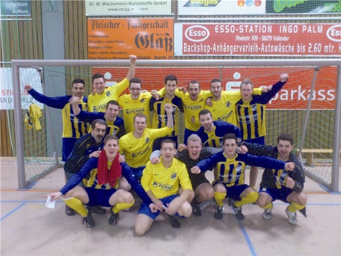 Die zweite und dritte Mannschaft gemeinsam nach der Siegerehrung. privat