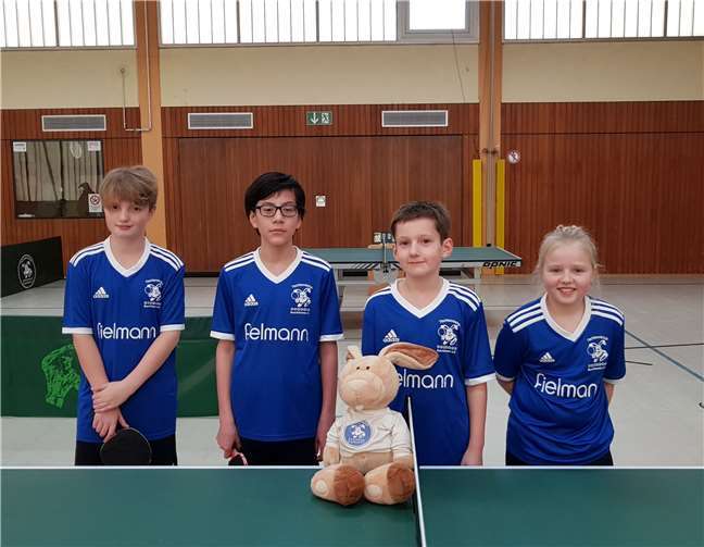 Die zweite und dritte Mannschaft mit Maskottchen „Topsy“.Foto: privat