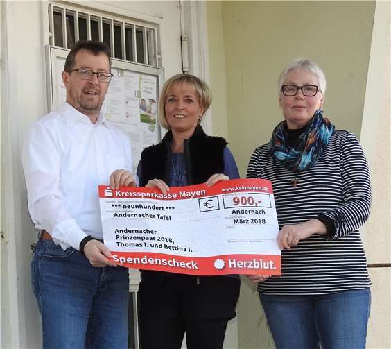 Die zweiten 900 Euro gingen an die Tafel Andernach undsind ein kleiner Beitrag zur Anschaffung eines neuen Transportautos.