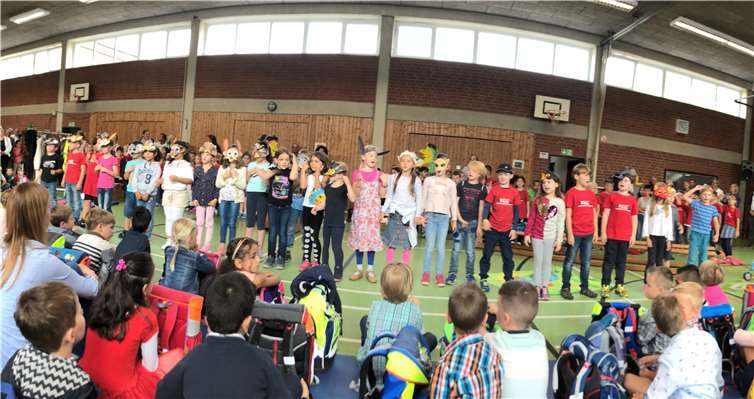 Die zweiten Klassen führten ein Theaterstück für die Erstklässler auf.Privat