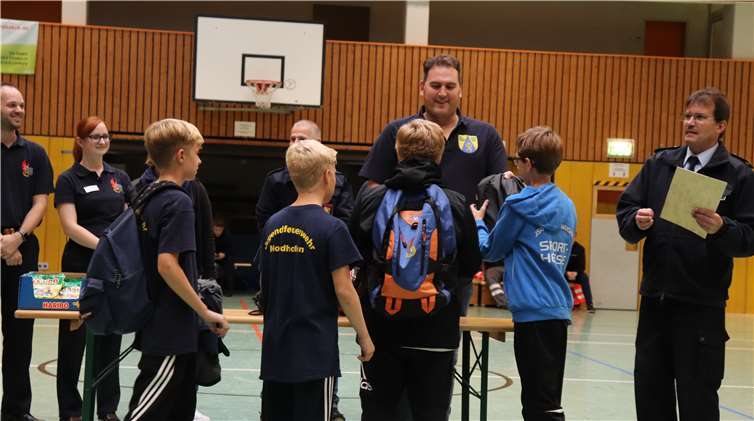 Die zweiten Sieger aus Nordhofen freuten sichüber kurzfristig befüllte „Rocksack-Pokale“.