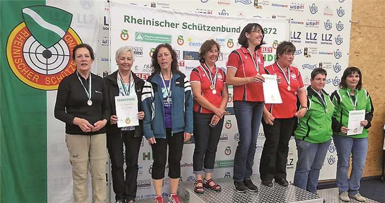 Die zweitplatzierte Mannschaft Brigitte Röttger, Magdalene Coerdt-Wirtz und Gabi Meinert bei der Siegerehrung, daneben die Teams aus Gering und Mengerschied. privat