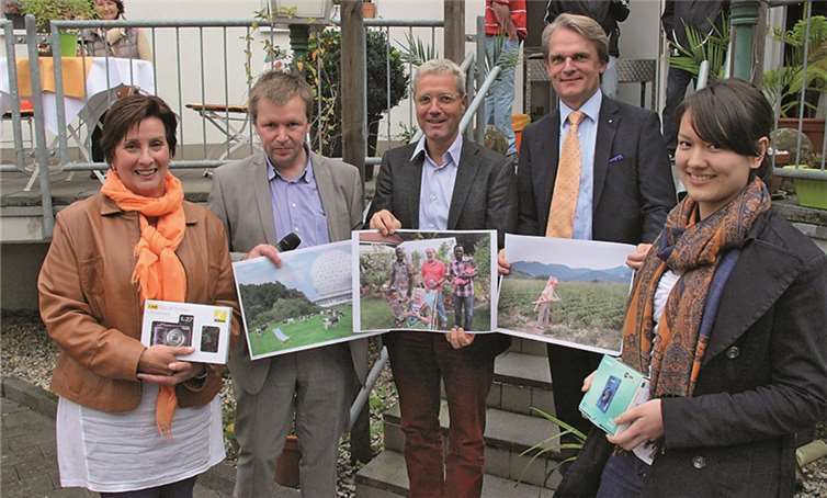 Die zweitplatzierte des Fotowettbewerbs Rita Braun (v.li) mit Stephan Zieger, Norbert Röttgen, Robert Hein sowie der Gewinnerin Anna Meng. privat