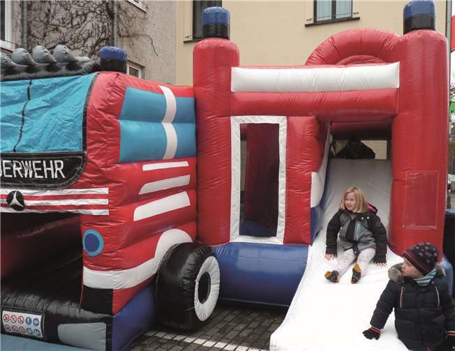 Die zwischen Adler Apotheke und der Firma U. Rawert aufgebaute Hüpfburg hatte es den Kids angetan.