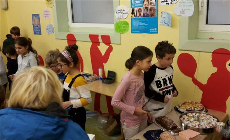 Die zwölf Kinder der Religionsgruppe vier verkauften fleißig Kuchen, Muffins und Brezeln.