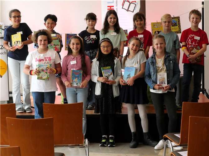 Die zwölf Lesehelden stellen sich vor der Veranstaltung dem Fotografen. Foto: Gerd Engel