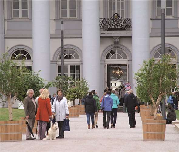 Die zwölf gespendeten Orangeriebäumchen zieren nun ausgezeichnet den Zugang zum Schloss.US