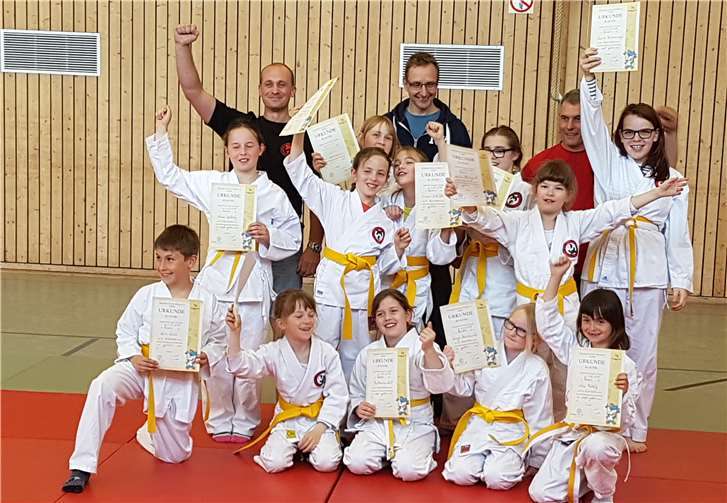 Die zwölf jungen Talente konnten verdient ihre Urkunden entgegennehmen. privat