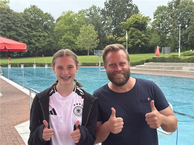Die zwölfjährige Schülerin Lina Rohde meisterte die Prüfung erfolgreich und erhielt die Auszeichnung aus den Händen von Kevin Jost, Meister für Bäderbetriebe, der sie während der Prüfung begleitete. Foto: privat